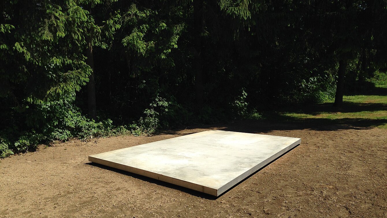 Ein Raum ohne Wände besteht nur aus einer Bodenplatte. Entstanden in einem Projekt im Kunsthaus Graz, dient es heute im Skulpturenpark als Plattform für andere Künstler*innen. 