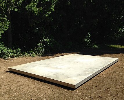 Ein Raum ohne Wände besteht nur aus einer Bodenplatte. Entstanden in einem Projekt im Kunsthaus Graz, dient es heute im Skulpturenpark als Plattform für andere Künstler*innen. 