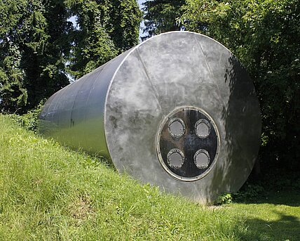 Ein ehemaliger stählerner Wassersilo (11 m Länge, 4 m Durchmesser) wurde vom Medienkünstler und Musiker Pinter neu interpretiert. Er bildet die Grundstruktur dieser Skulptur. Acht integrierte Basslautsprecher verwandeln den Silo in ein Musikinstrument. Die tiefen Frequenzbereiche erzeugen Druckwellen, die den Sound nicht nur hörbar, sondern auch körperlich spürbar machen.