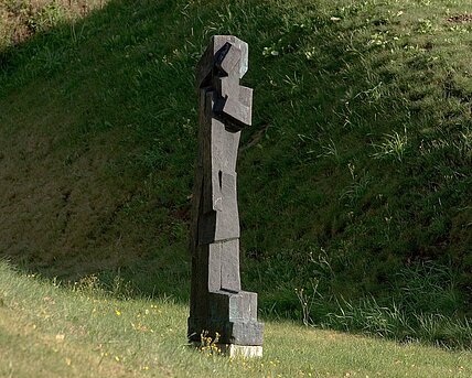 Bronzeabguss einer Sandsteinskulptur aus unregelmäßigen geometrischen Formen. Der Titel bezieht sich auf das altbabylonische Relief des Kodex Hammurabi.