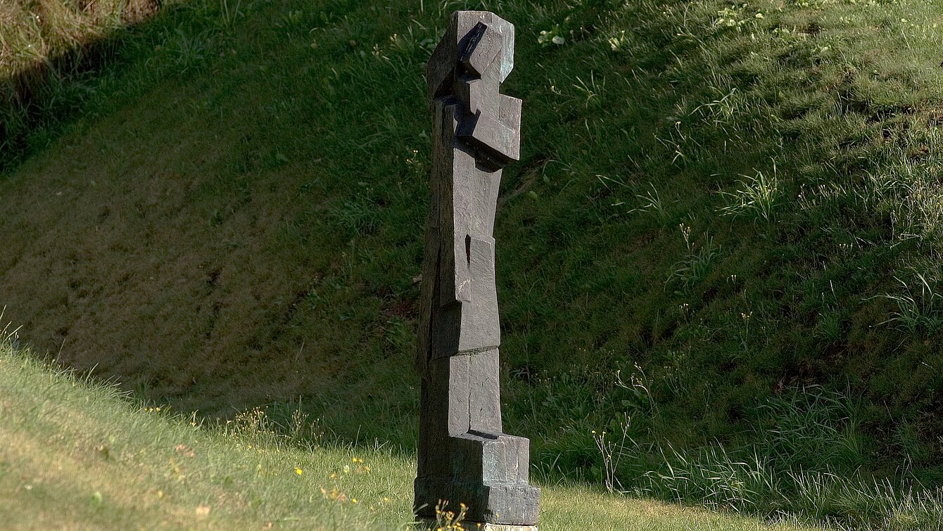 Bronzeabguss einer Sandsteinskulptur aus unregelmäßigen geometrischen Formen. Der Titel bezieht sich auf das altbabylonische Relief des Kodex Hammurabi.