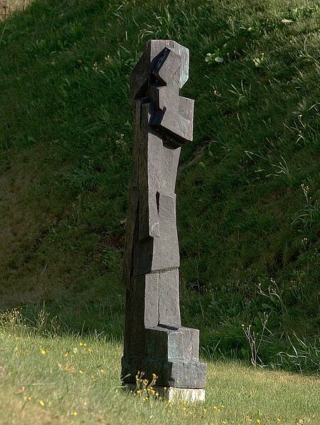 Bronzeabguss einer Sandsteinskulptur aus unregelmäßigen geometrischen Formen. Der Titel bezieht sich auf das altbabylonische Relief des Kodex Hammurabi.