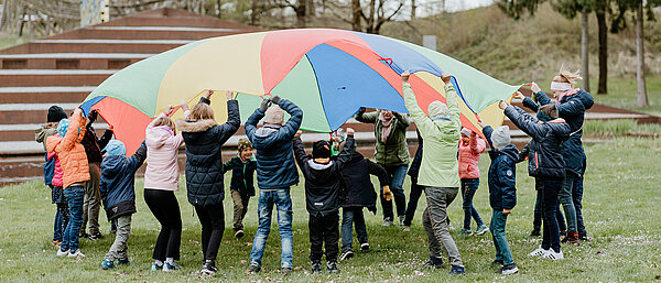 Spielende Kinder im Gelände des Österreichischen Skulpturenpark.