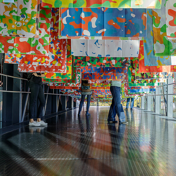 Société Réaliste, U.N. Camouflage, 2012–2013/2023, Installationsansicht Kunsthaus Graz, 