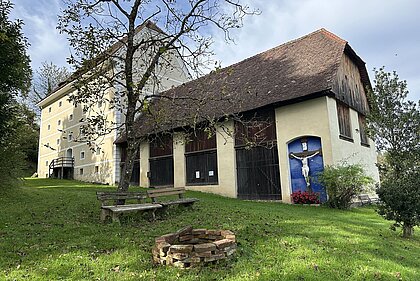 Blick auf die Schenkkellerwiese mit Feuerstelle in Schloss Stainz.