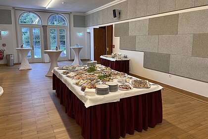 A buffet with food is in the foyer of the Heimatsaal.
