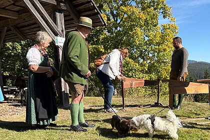 Besucher*innen mit Hunden beim Brecheln