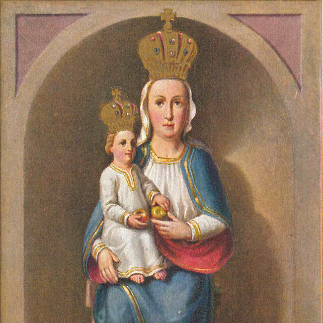 Gekrönte Maria in blauem Mantel sitzend, mit gekröntem Jesukind auf ihrem Schoß sitzend.