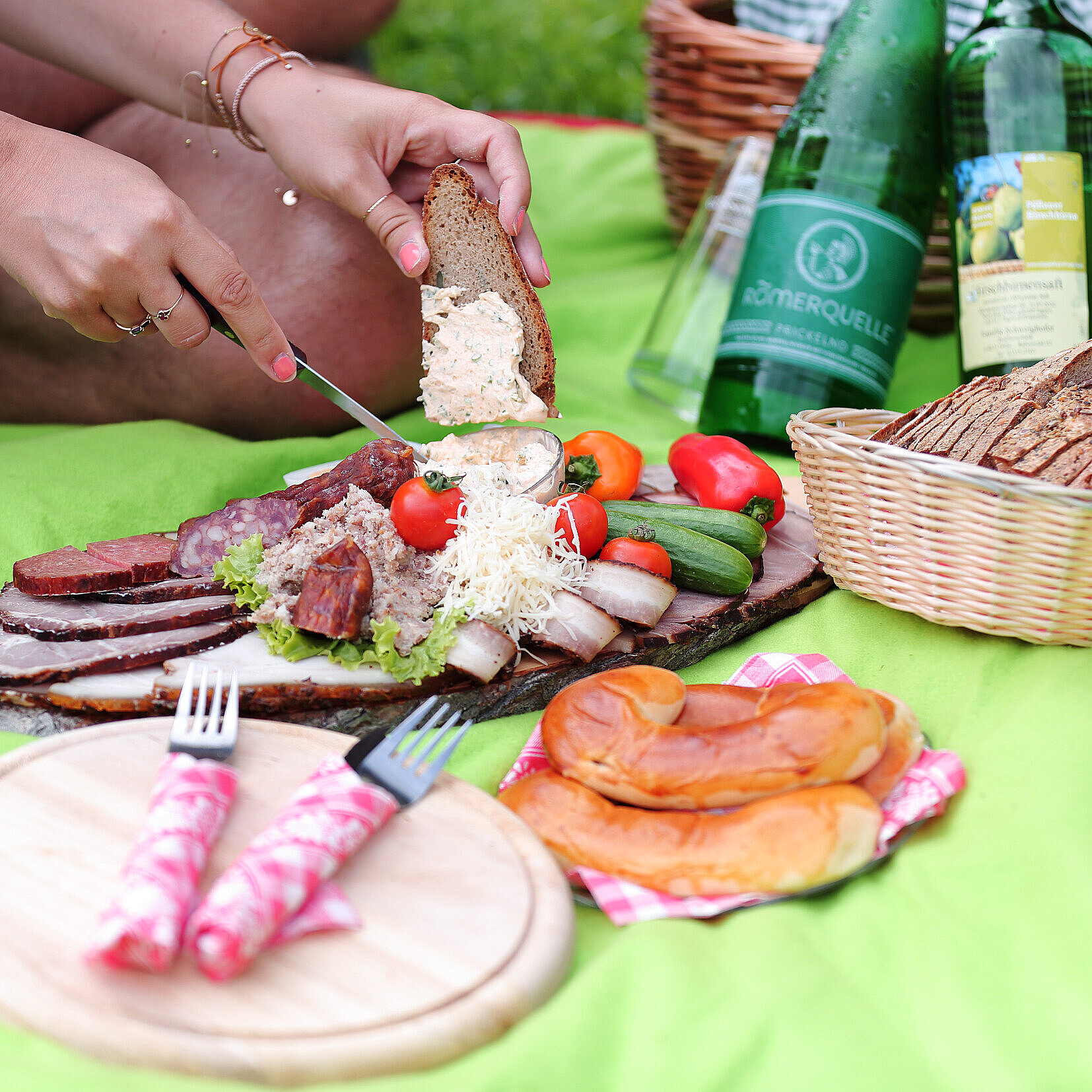 Brettljause auf Picknickdecke