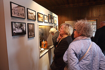 Besucher*innen bei der Ausstellungseröffnung