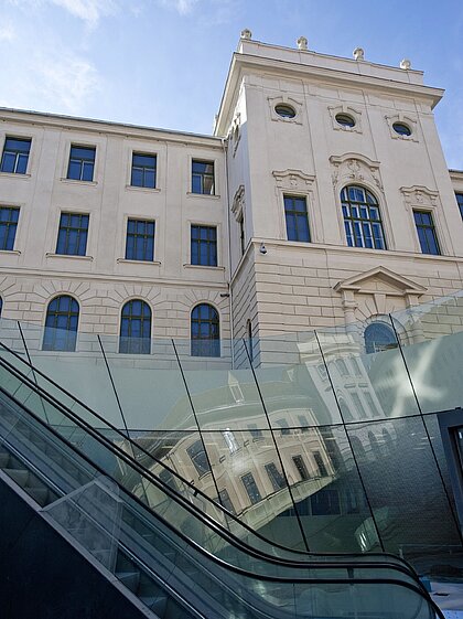 Blick aus dem Untergeschoss des Joanneumsviertels auf die gläsernen Trichter und die Fassade der Neuen Galerie Graz.