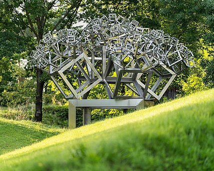 Die Skulptur ist eine raffinierte Konstruktion, bei der aus jeweils einem Würfel fünf weitere Würfel wachsen. Der technisch anmutende Titel bezieht sich auf das Jahr der Entstehung, die Form (Hexaeder) und die Gestaltung. Die Verkleinerung der Würfel geschieht mit dem Faktor 0,44902, nicht zuletzt folgen die Seitenverhältnisse dem Goldenen Schnitt und sorgen damit für eine besonders harmonische Wirkung.