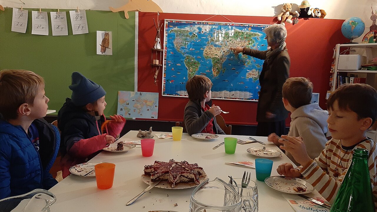 Tisch voller Kinder
