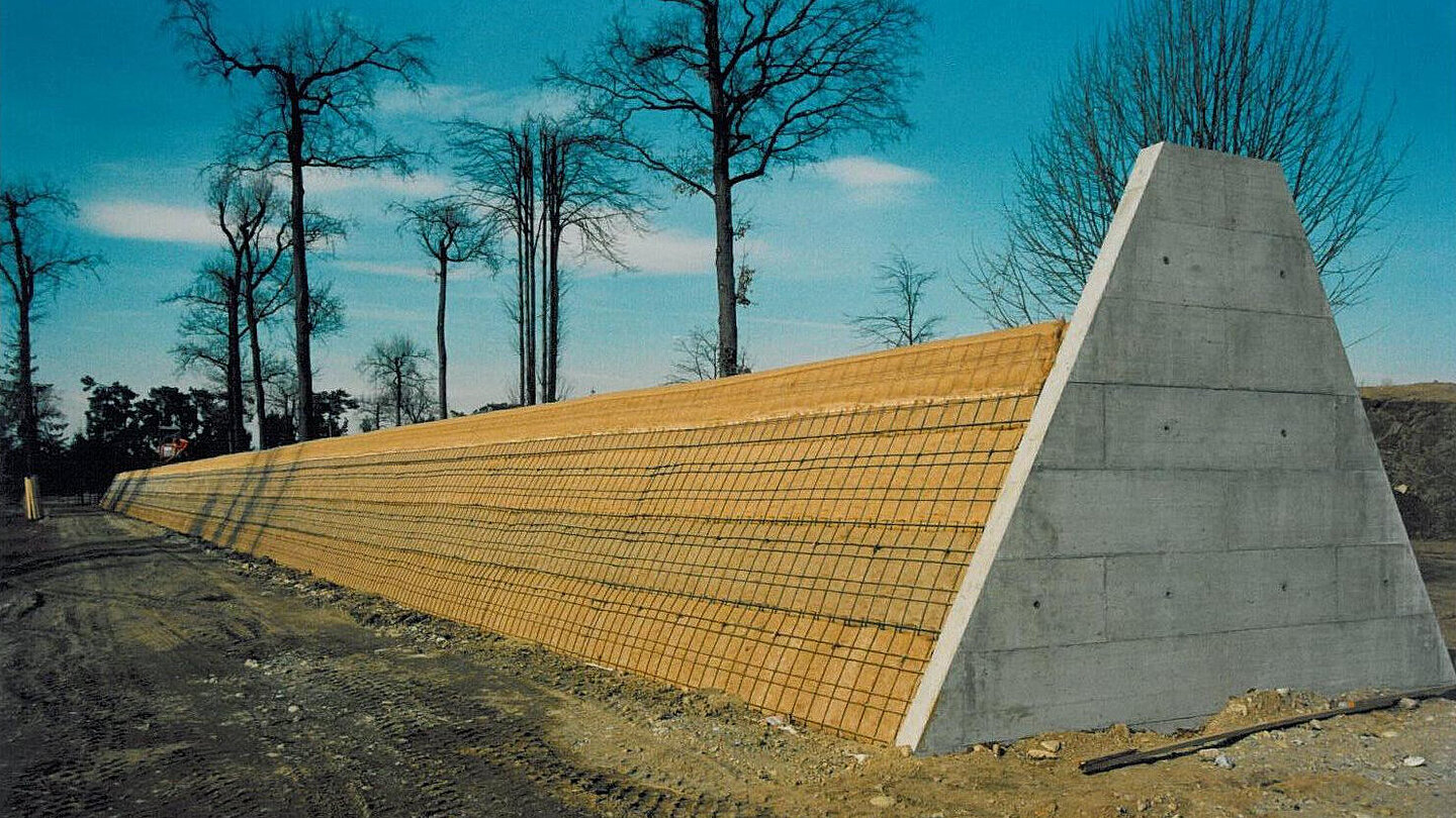 Der Wall des Skulpturenparks in der Bauphase ohne Begrünung