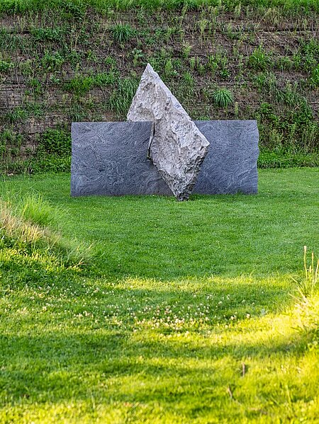 Ölzant's sculpture Fu and the beautiful Mandarin consists of two rectangular granite slabs joined together at right angles.