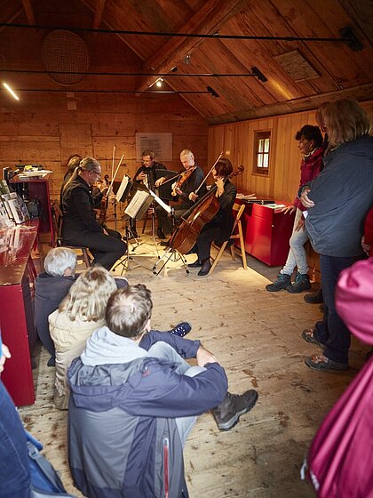 Das Girardi Ensemble musiziert im Troadkasten.