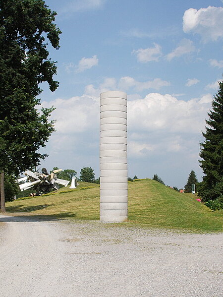 A "pillar" made of precast concrete elements in the entrance area of the sculpture park. The sculpture is deliberately not elaborately or beautifully designed. This keeps the attention on the material itself and allows a sober view of the world.