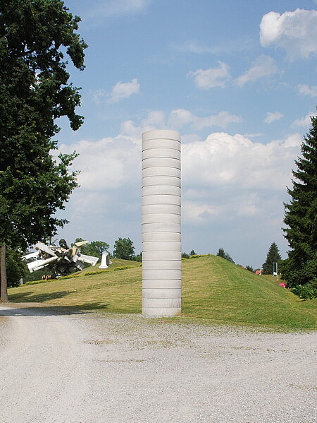 Eine "Säule" aus Betonfertigteilen im Eingangsbereich des Skulpturenparks. Die Skulptur wird bewusst nicht aufwendig oder schön gestaltet. So bleibt die Aufmerksamkeit auf dem Material selbst und ermöglicht eine nüchterne Sicht auf die Welt.