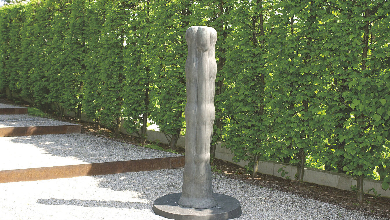 Die Skulptur "Figur III" steht am Fuße der künstlich angelegten Himmeltreppe. Ein eigener kleiner Sektor im Fasangarten. 