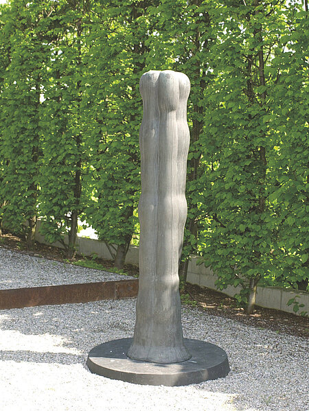 Die Skulptur "Figur III" steht am Fuße der künstlich angelegten Himmeltreppe. Ein eigener kleiner Sektor im Fasangarten. 