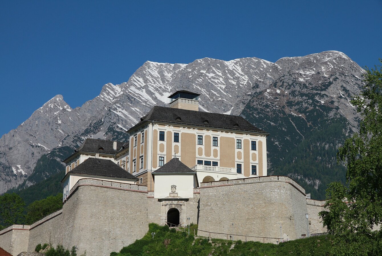 Schloss Trautenfels vor dem Grimming bei blauem Himmel