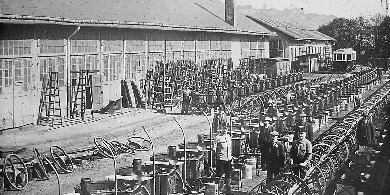 Fertigstellung von Fahrküchen, o.J., Fotograf unbekannt, Leihgabe: Stadtarchiv Graz