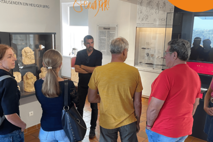 Dreharbeiten für "Wer bist du: Steiermark?" im Tempelmuseum Frauenberg, Leibnitz