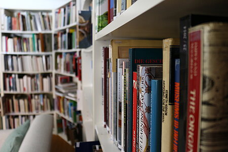 Blick in ein Bücherregal