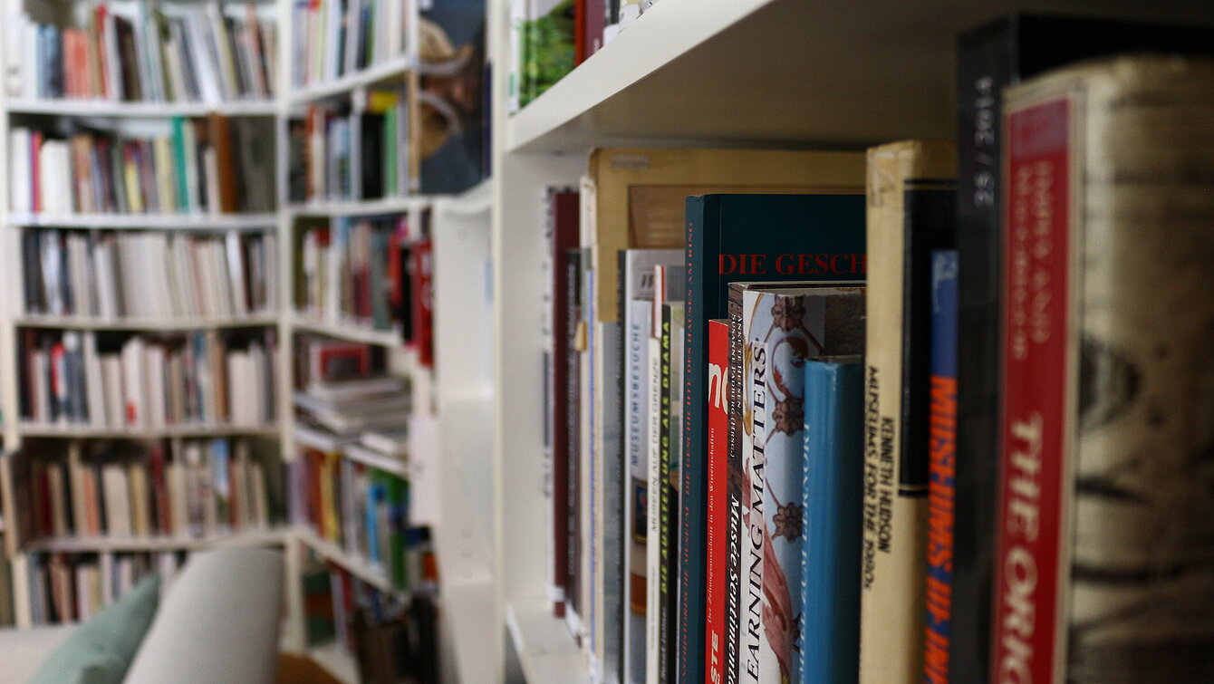 Blick in ein Bücherregal