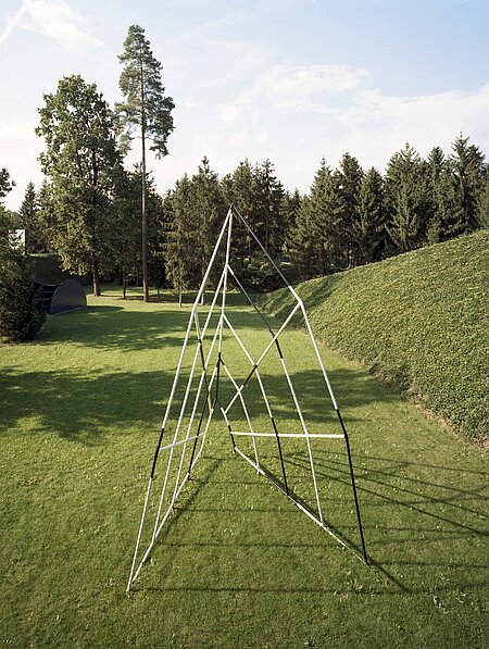 "Open" is a gigantic combination of two identical tubular steel structures. Seen from the front, the work stretches out its wings and invites you to climb up.