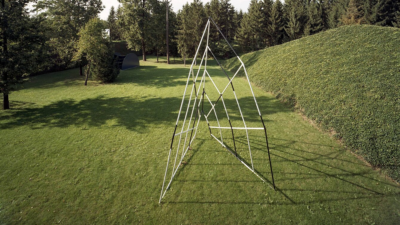 "Open" is a gigantic combination of two identical tubular steel structures. Seen from the front, the work stretches out its wings and invites you to climb up.