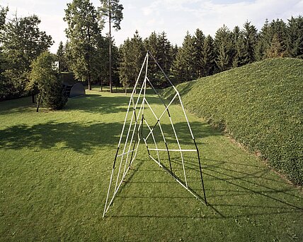 "Open" is a gigantic combination of two identical tubular steel structures. Seen from the front, the work stretches out its wings and invites you to climb up.