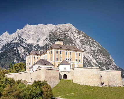 
Schloss Trautenfels mit blauem Himmel im Hintergrund ist der Berg Grimming