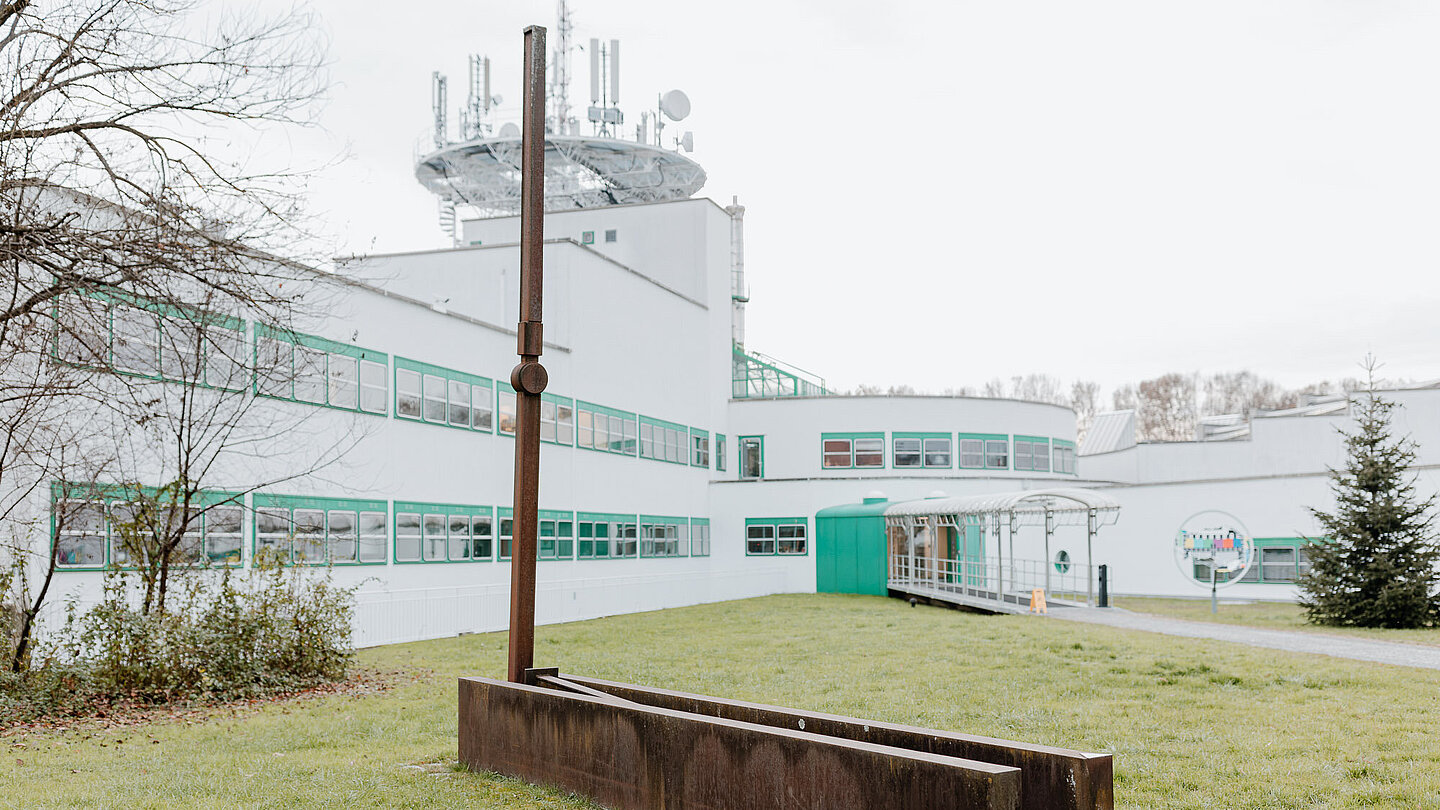 Eine Skulptur des Künstlers Gerhard Moswitzer vor dem ORF-Landesstudio Steiermark in Graz