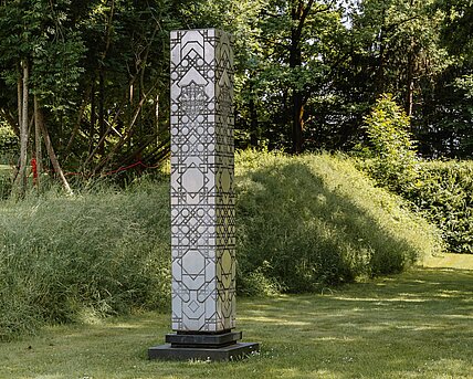 Stele mit quadratischem Grundriss und geometrischen Gravuren