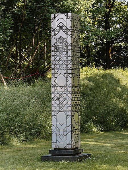 Stele mit quadratischem Grundriss und geometrischen Gravuren
