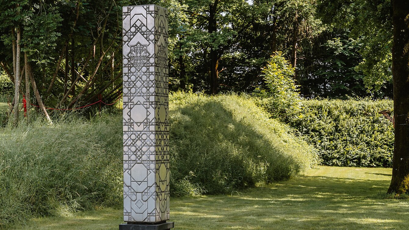 Stele mit quadratischem Grundriss und geometrischen Gravuren