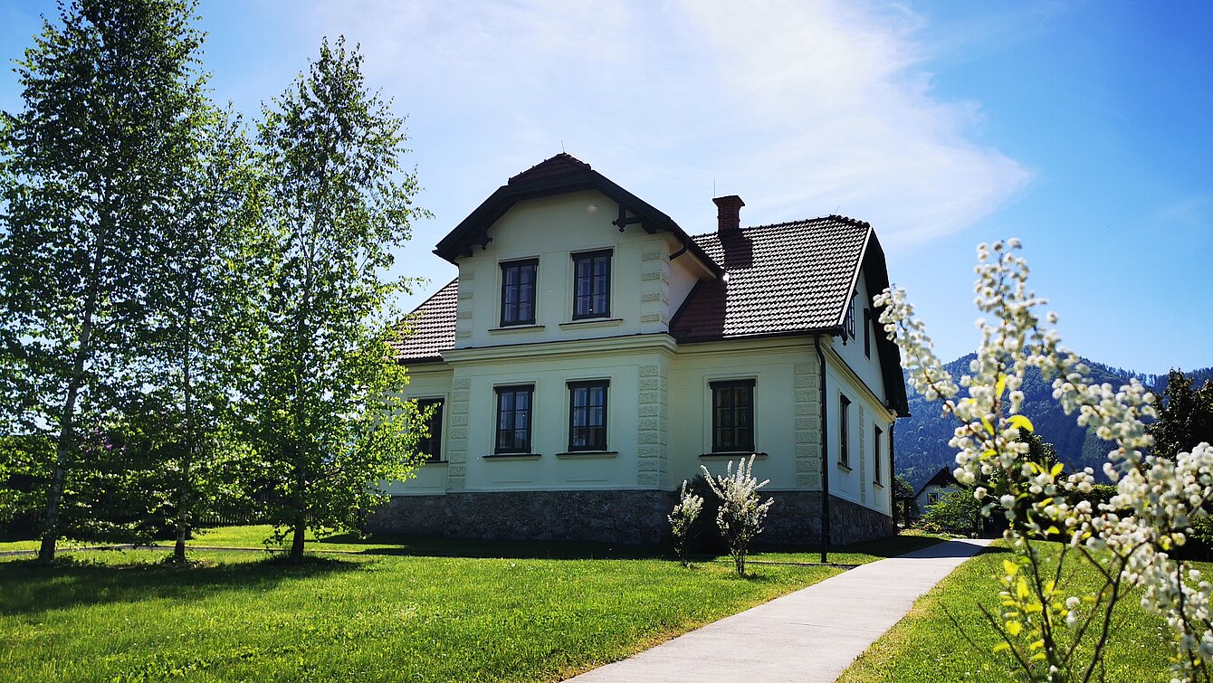 Vorderansicht des Rosegger-Museums mit Parkanlage.