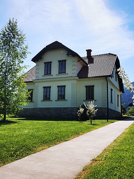 Vorderansicht des Rosegger-Museums mit Parkanlage.