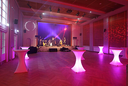 A band plays on the stage in the Heimatsaal in the Folk Life Museum.