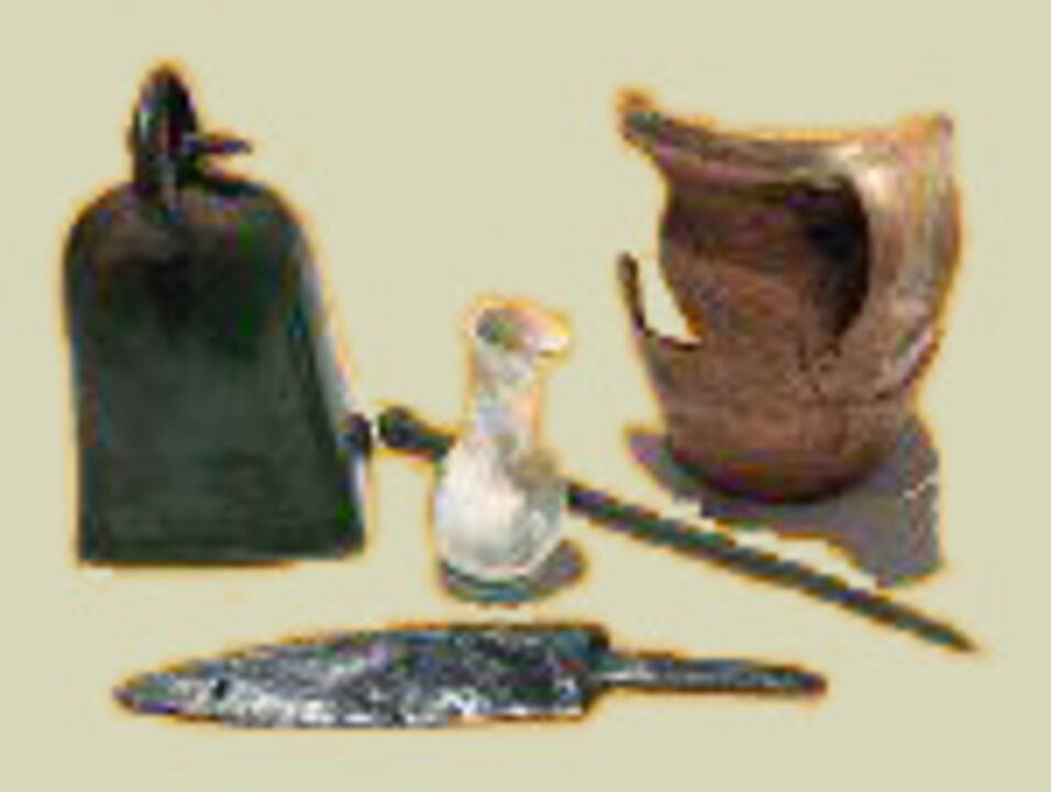 Darstellung von fünf archäologischen Funden. Zwei Krüge, eine Glocke, ein Stab, und eine Klinge.