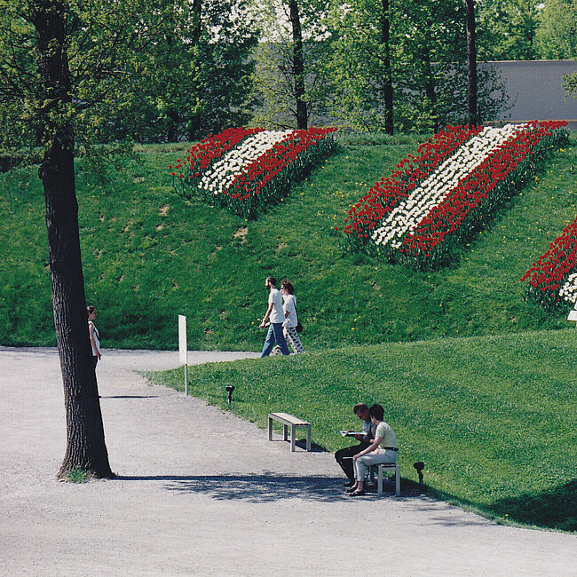 Besucher*innen auf dem Areal des heutigen Skulpturenparks während der Internationalen Gartenschau im Jahr 2000.