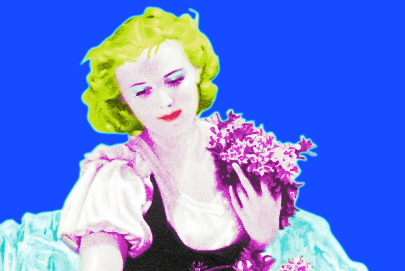 Zeichnung von einer gelb blonden Frau in Tracht. Sie steht hinter einem roten Strauch (Alpenrosen). Hinter ihr ist ein weißer Berg und blauer Himmel zu sehen. 