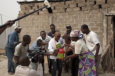 Angelique Kidjo singt und tanzt mit den großzügigen Spendern, Foto: Romuald Hazoumè, Courtesy des Künstlers und Magnin-a Gallery, Paris, © Bildrecht, Wien, 2013 