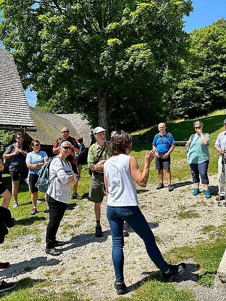 Gruppe vor dem Geburtshaus am Gelände des Kluppeneggerhofes