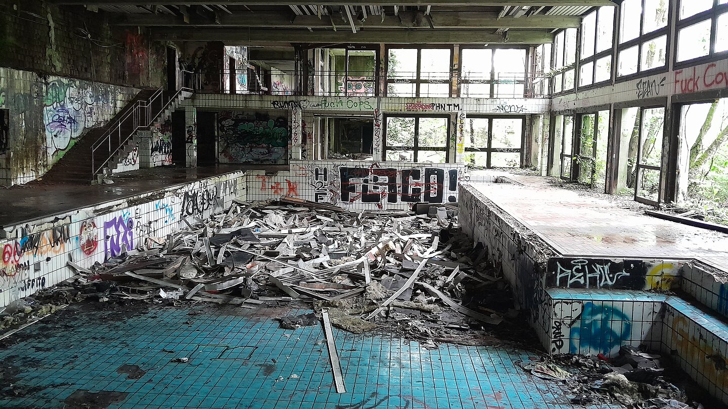 Ein Foto von einem verlassenen Hallenbad