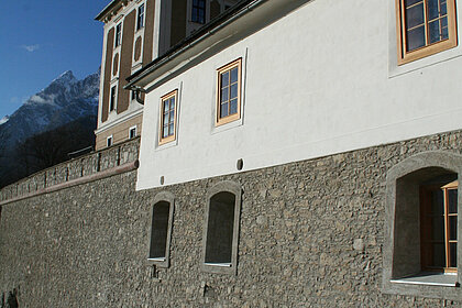 Frisch renovierte Mauer und gestrichenes Schlossgebäude.