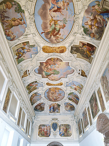 Ansicht der Deckengemälde im Marmorsaal im Schloss Trautenfels.