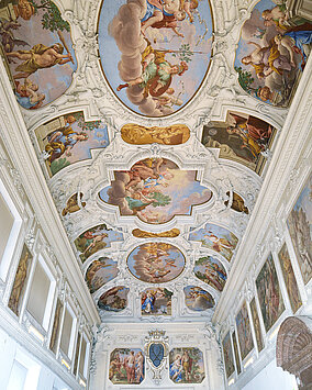 Ansicht der Deckengemälde im Marmorsaal im Schloss Trautenfels.