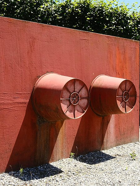 Two metal buckets with their hollow sides fixed to a red metal plate are the basic elements of this sculpture. In the object status of the world of objects, buckets normally stand on the floor. Wurm changes the form of presentation by opening up the base plate and changing the perspective from a floor sculpture to a wall sculpture.